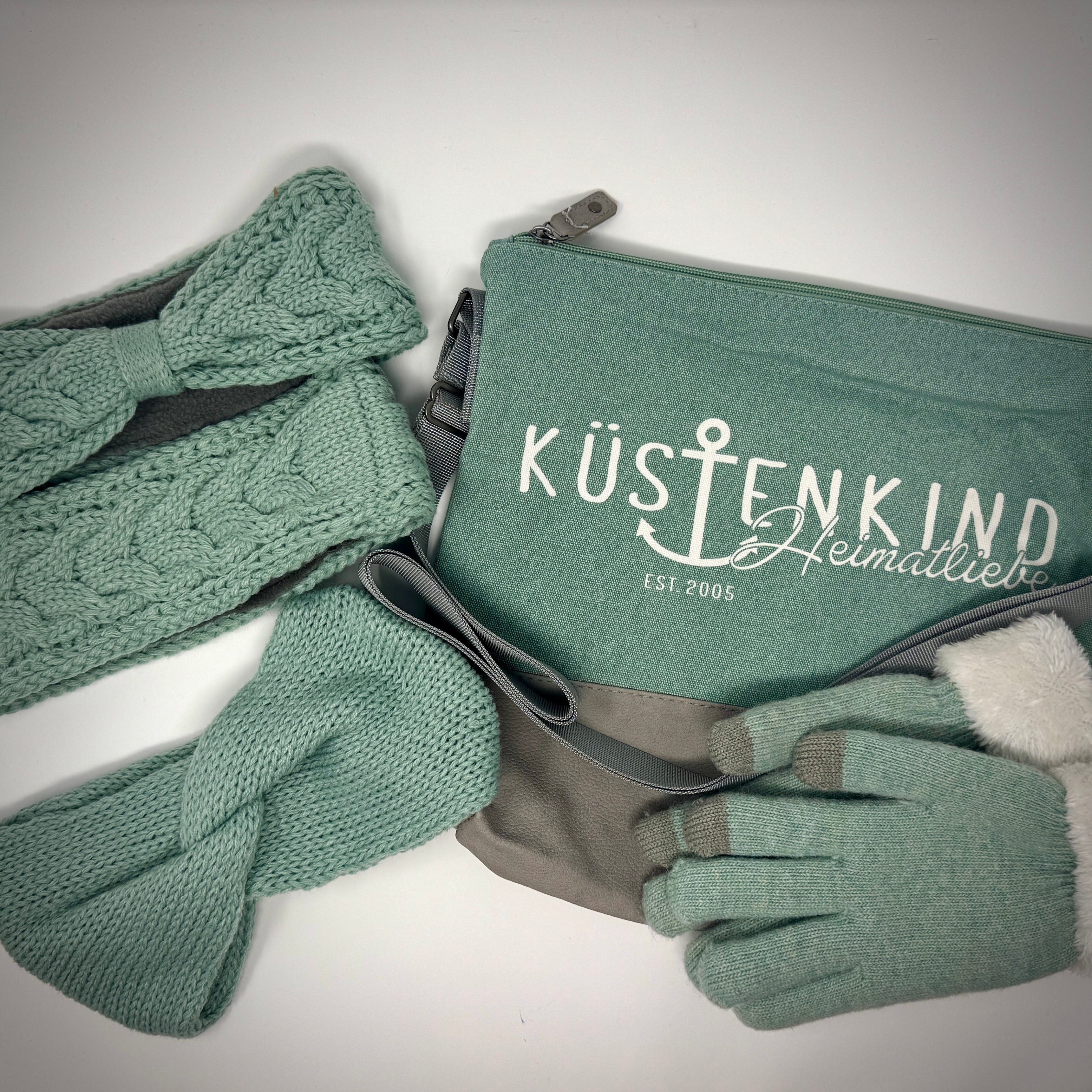 Mintgrünes Set bestehend aus Stirnbändern, Tasche und Handschuhe