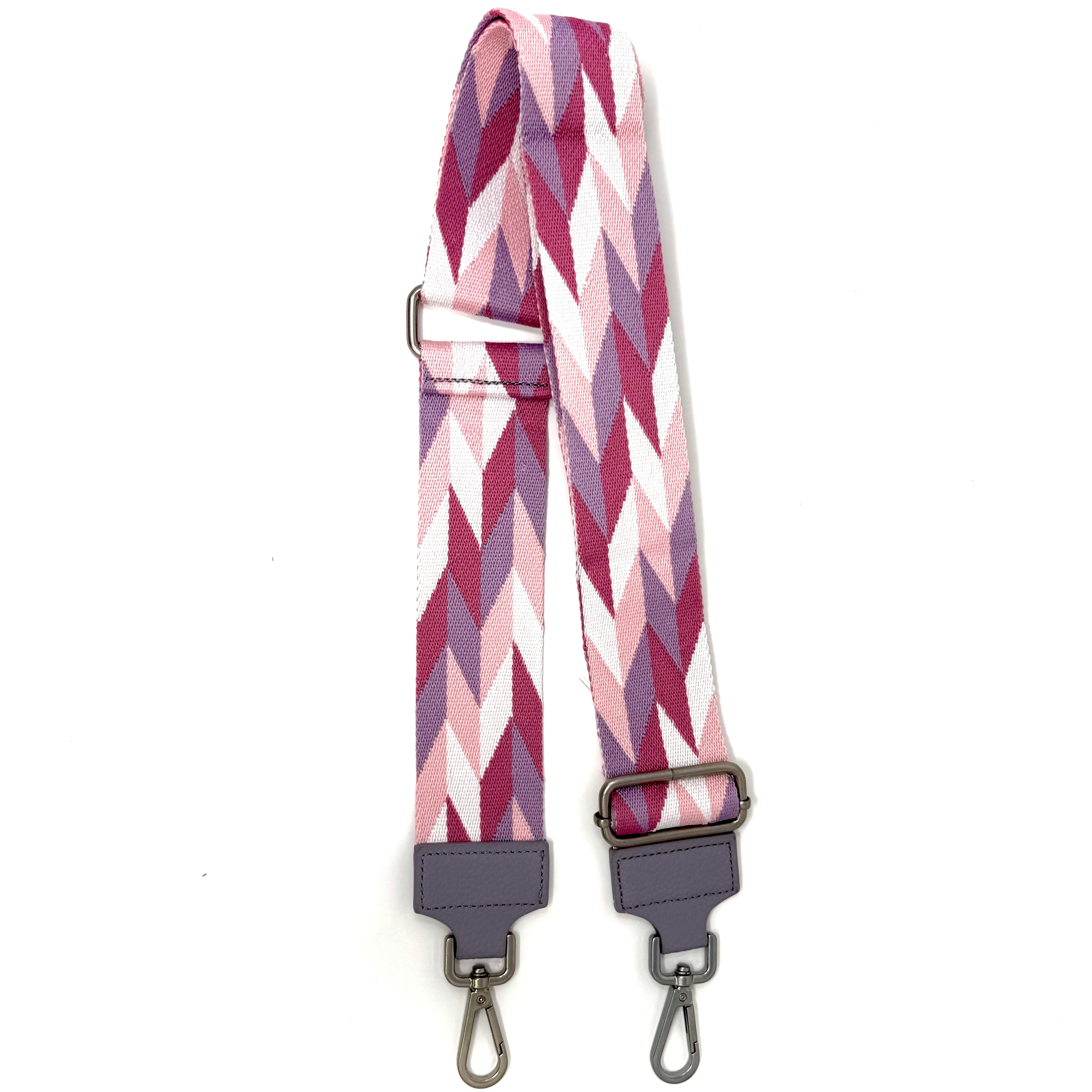 Stylischer, verstellbarer Schulterriemen mit pink-lila geometrischem Muster und Karabinerhaken, ideal als Taschengurt oder Handtaschenriemen