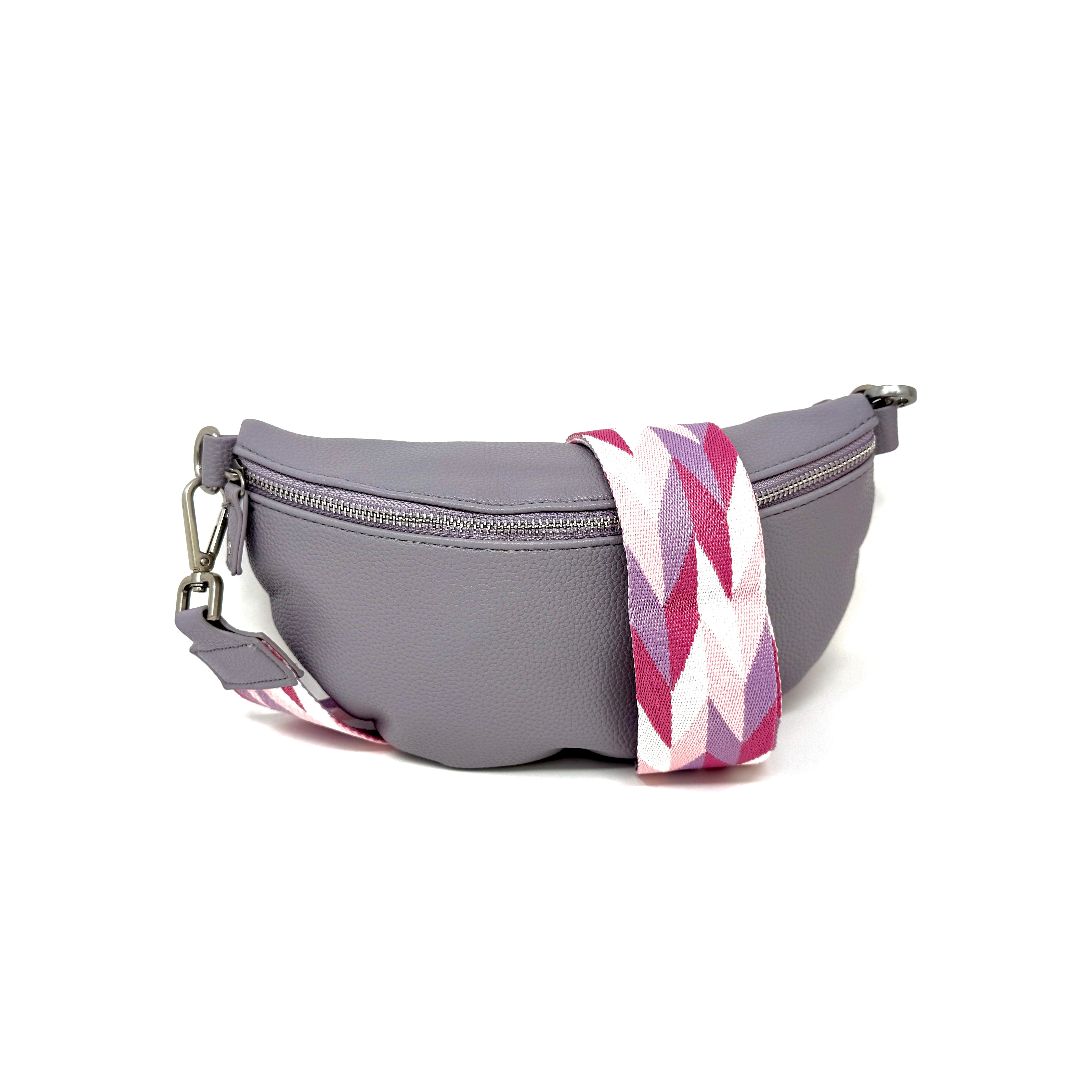 Stylischer, verstellbarer Schulterriemen mit pink-lila geometrischem Muster und Karabinerhaken, ideal als Taschengurt oder Handtaschenriemen