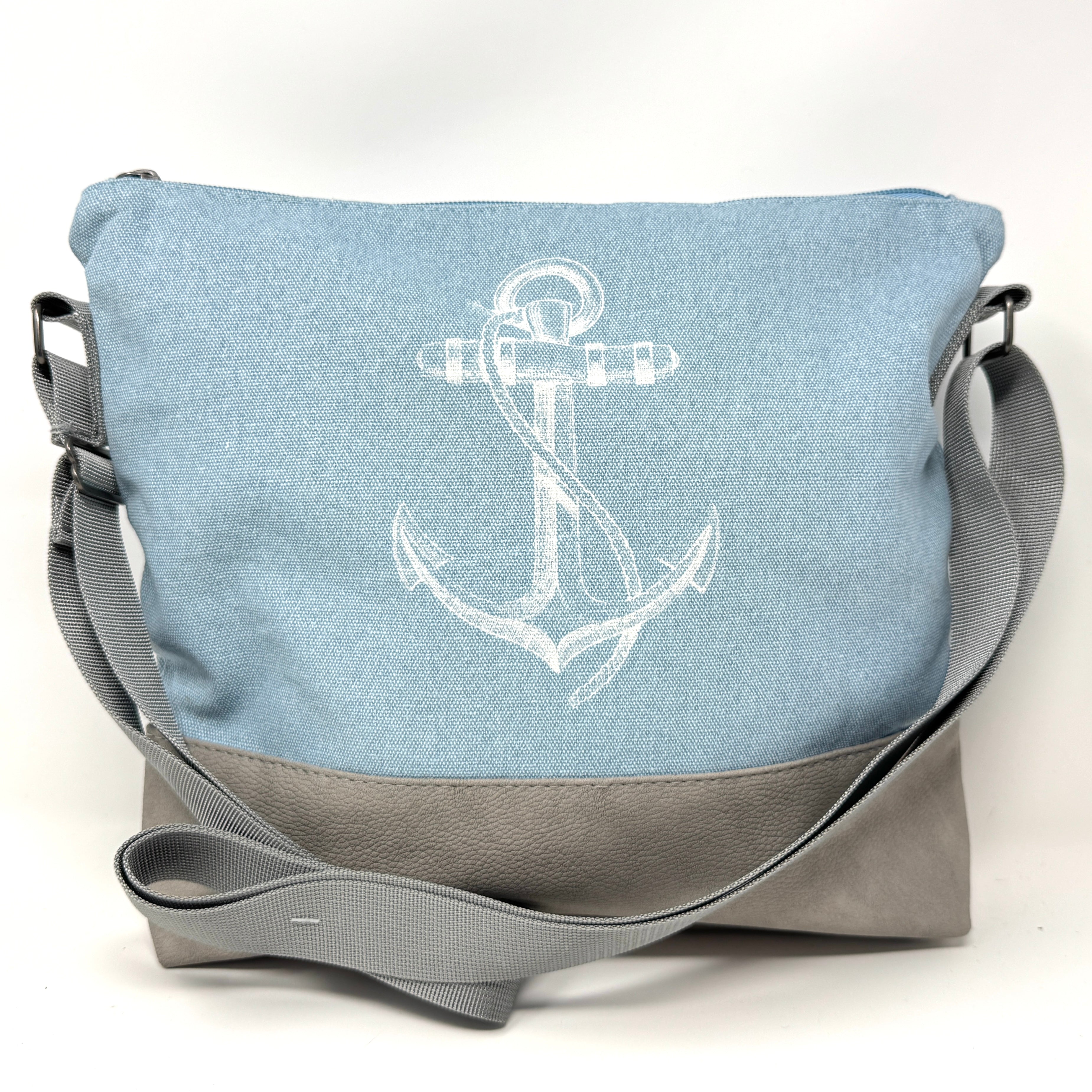 Moderne Umhängetasche in hellblau aus wasserabweisender Baumwolle mit stilvollen Veggie-Leder-Details und Anker-Design