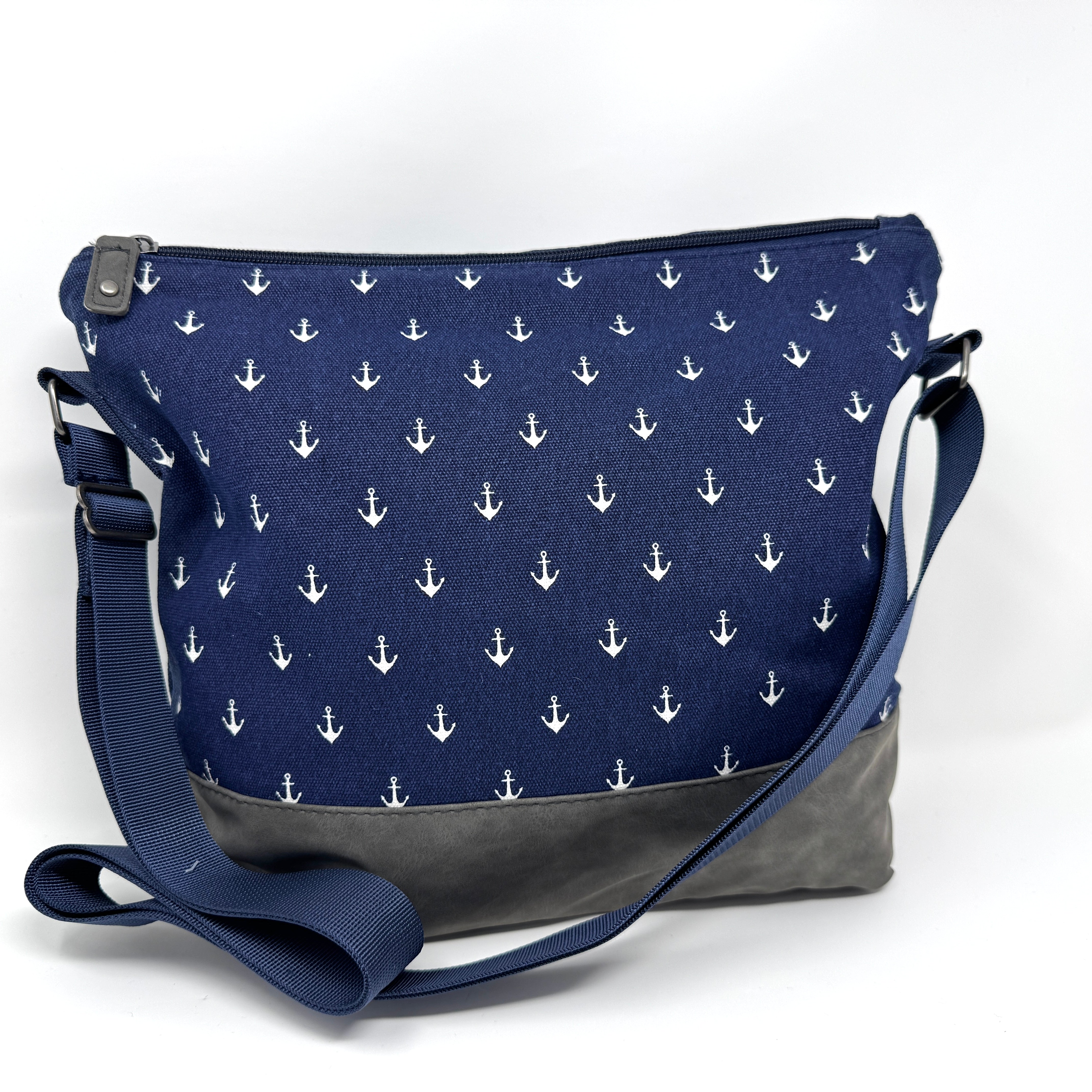 Maritime Umhängetasche „Ankerliebe“ in blau mit Anker-Muster, wasserabweisend und vegan