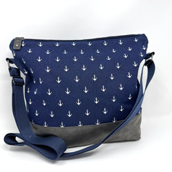 Maritime Umhängetasche „Ankerliebe“ in blau mit Anker-Muster, wasserabweisend und vegan