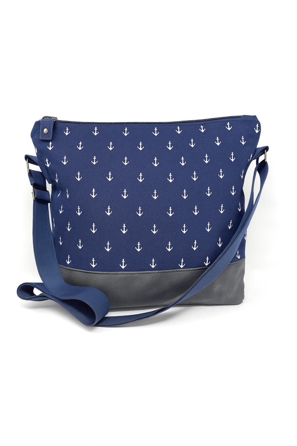 Maritime Umhängetasche Ankerliebe in dunkelblau mit Anker-Muster – wasserabweisend, vegan und nachhaltig
