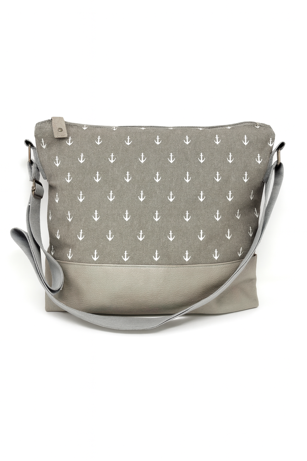 Maritime Umhängetasche Ankerliebe in grau mit Anker-Muster – wasserabweisend, vegan und nachhaltig