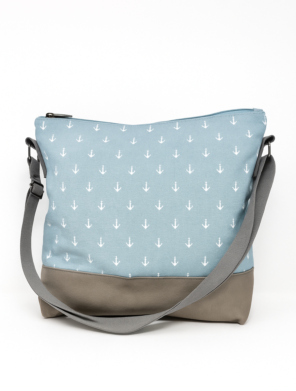 Maritime Umhängetasche Ankerliebe in hellblau mit Anker-Muster – wasserabweisend, vegan und nachhaltig