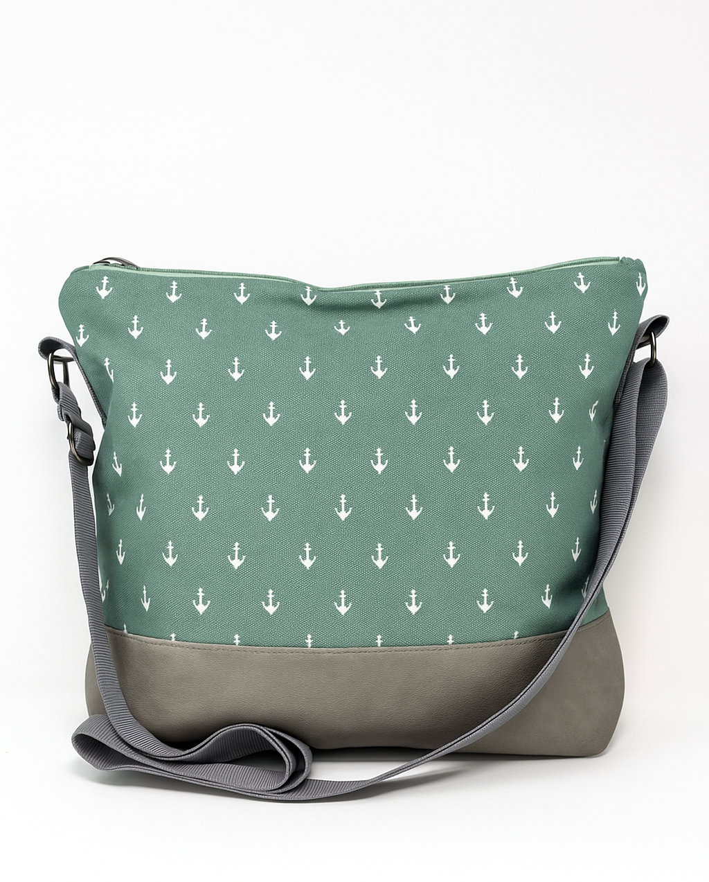 Maritime Umhängetasche Ankerliebe in hellgrün mit Anker-Muster – wasserabweisend, vegan und nachhaltig