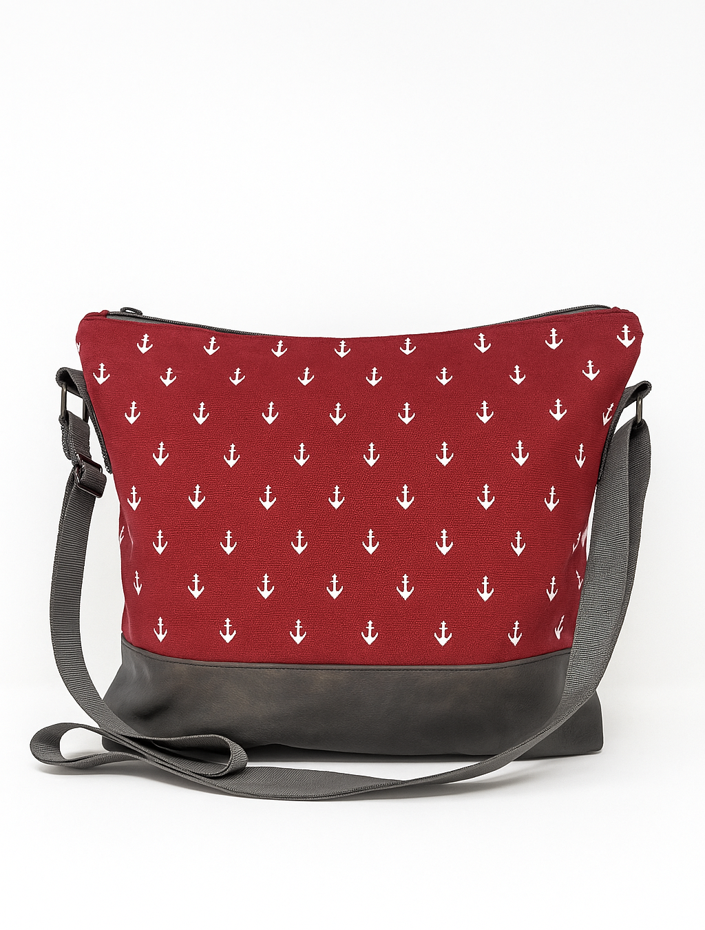Maritime Umhängetasche Ankerliebe in rot mit Anker-Muster – wasserabweisend, vegan und nachhaltig