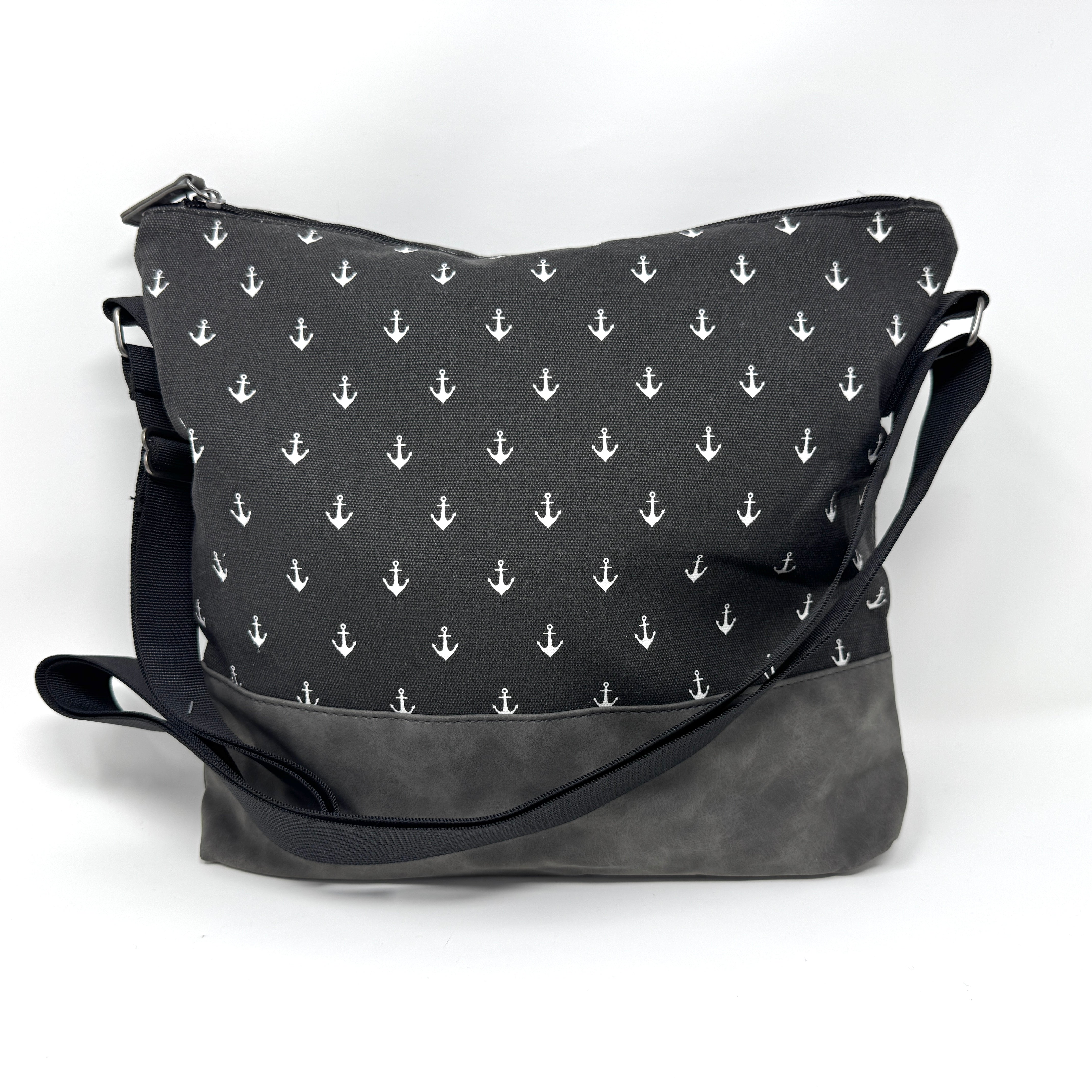 Maritime Umhängetasche „Ankerliebe“ in schwarz mit Anker-Muster, wasserabweisend und vegan