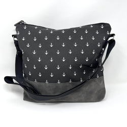 Maritime Umhängetasche „Ankerliebe“ in schwarz mit Anker-Muster, wasserabweisend und vegan