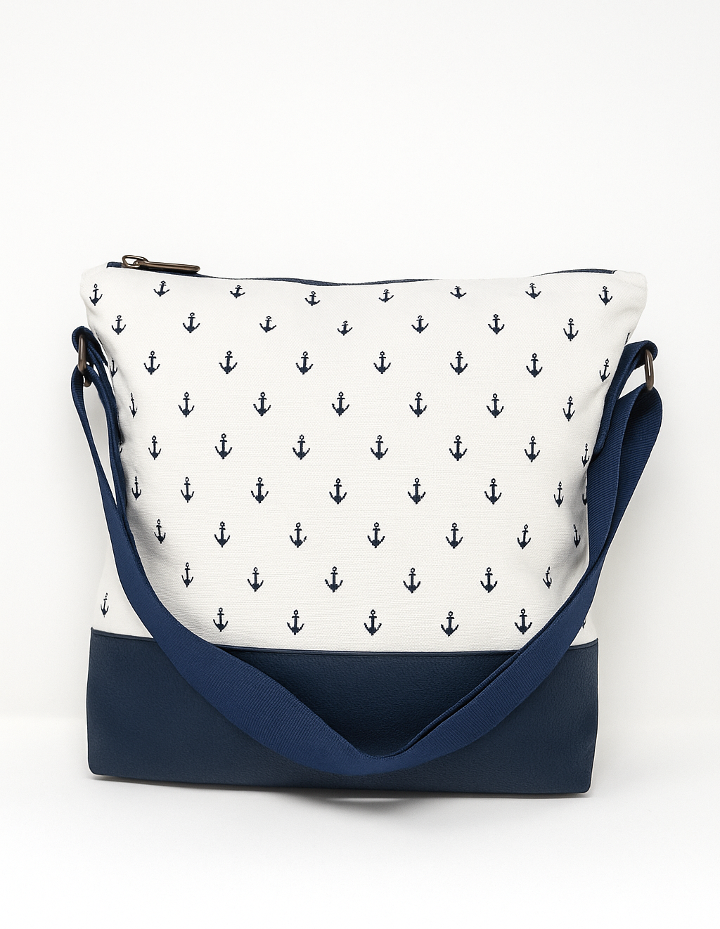 Maritime Umhängetasche Ankerliebe in weiß mit Anker-Muster – wasserabweisend, vegan und nachhaltig