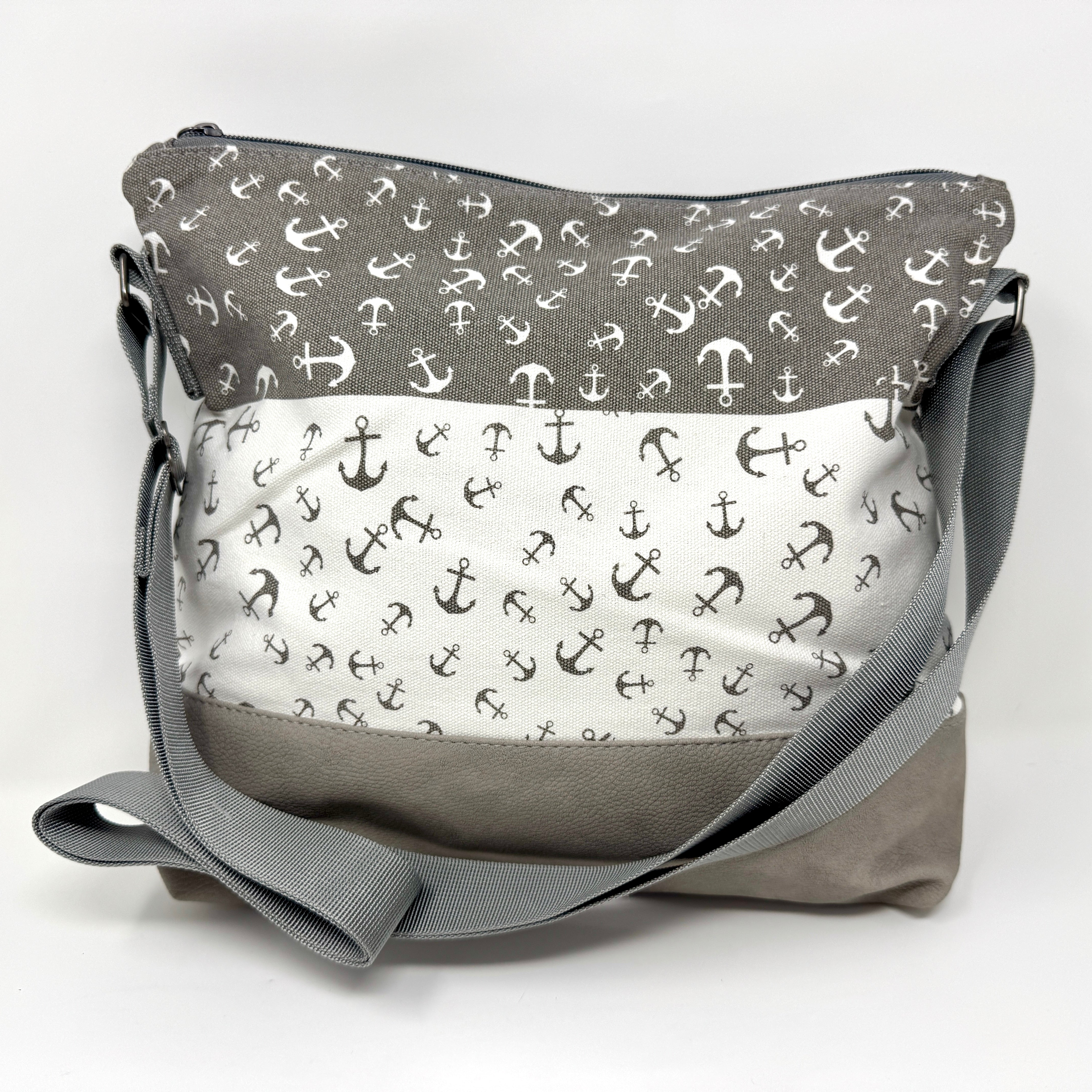 Maritime Umhängetasche „Ankertraum“ in Grau  mit Anker-Muster, auch in Pink, Blau & weiteren Farben erhältlich – vegan und wasserabweisend