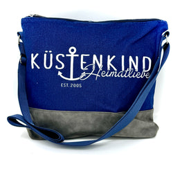 Umhängetasche „Küstenkind“ in Marineblau mit maritimem Anker-Motiv, wasserabweisend und vegan – perfekte Tasche für Strand, Stadt und Alltag