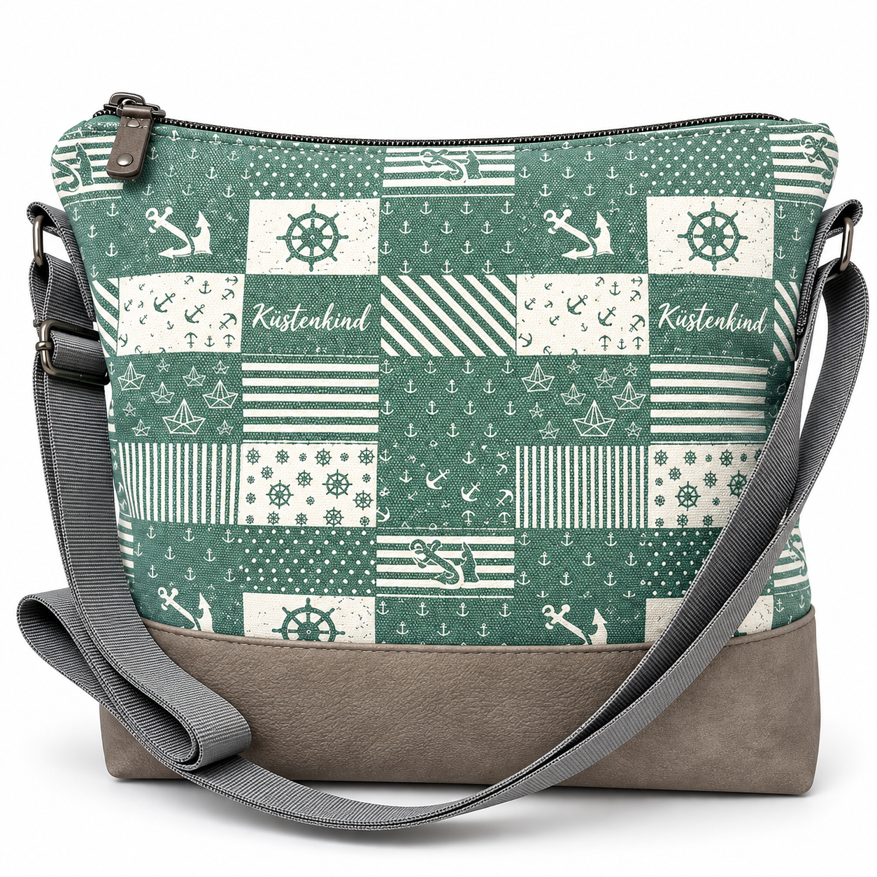 Grün-weiße Küstenkind Umhängetasche mit maritimem Patchworkdesign, Ankern, Steuerrädern, Papierbooten, grauem Taschenboden und verstellbarem Schulterriemen.