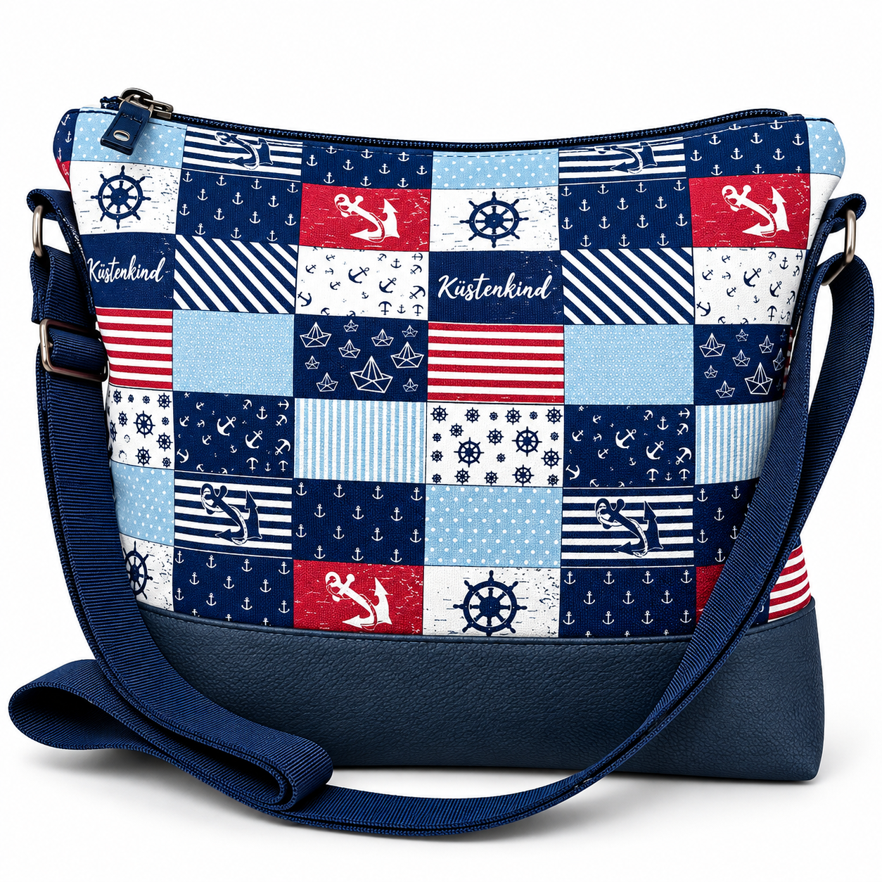 Maritime Umhängetasche Küstenkind mit buntem Patchworkmuster in Marineblau, Rot und Hellblau, Ankern, Steuerrädern, Segelbooten und verstellbarem Schultergurt.