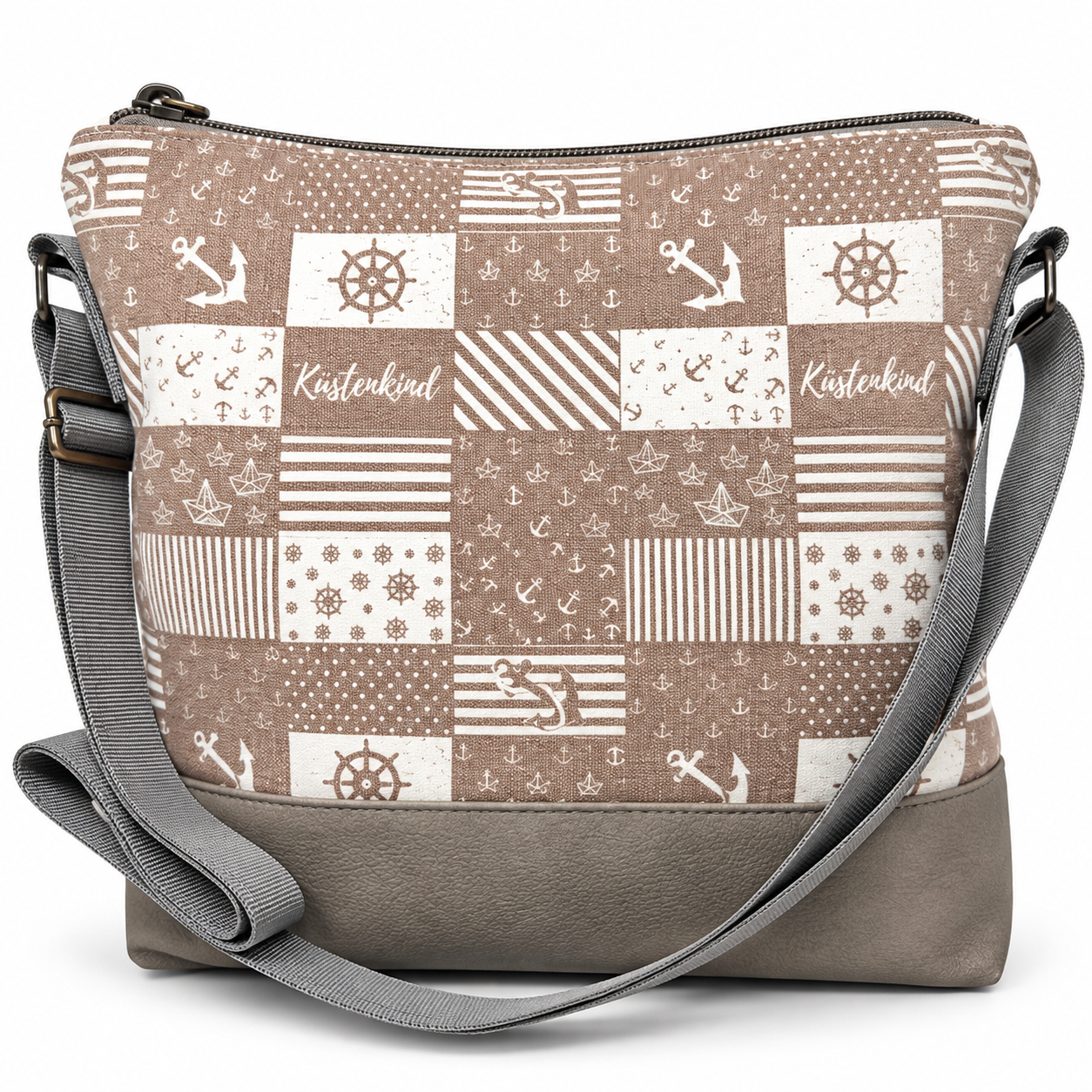 Rosa Umhängetasche Küstenkind mit maritimem Patchworkmuster aus Ankern, Steuerrädern, Papierbooten und Streifen sowie grauem Taschenboden.