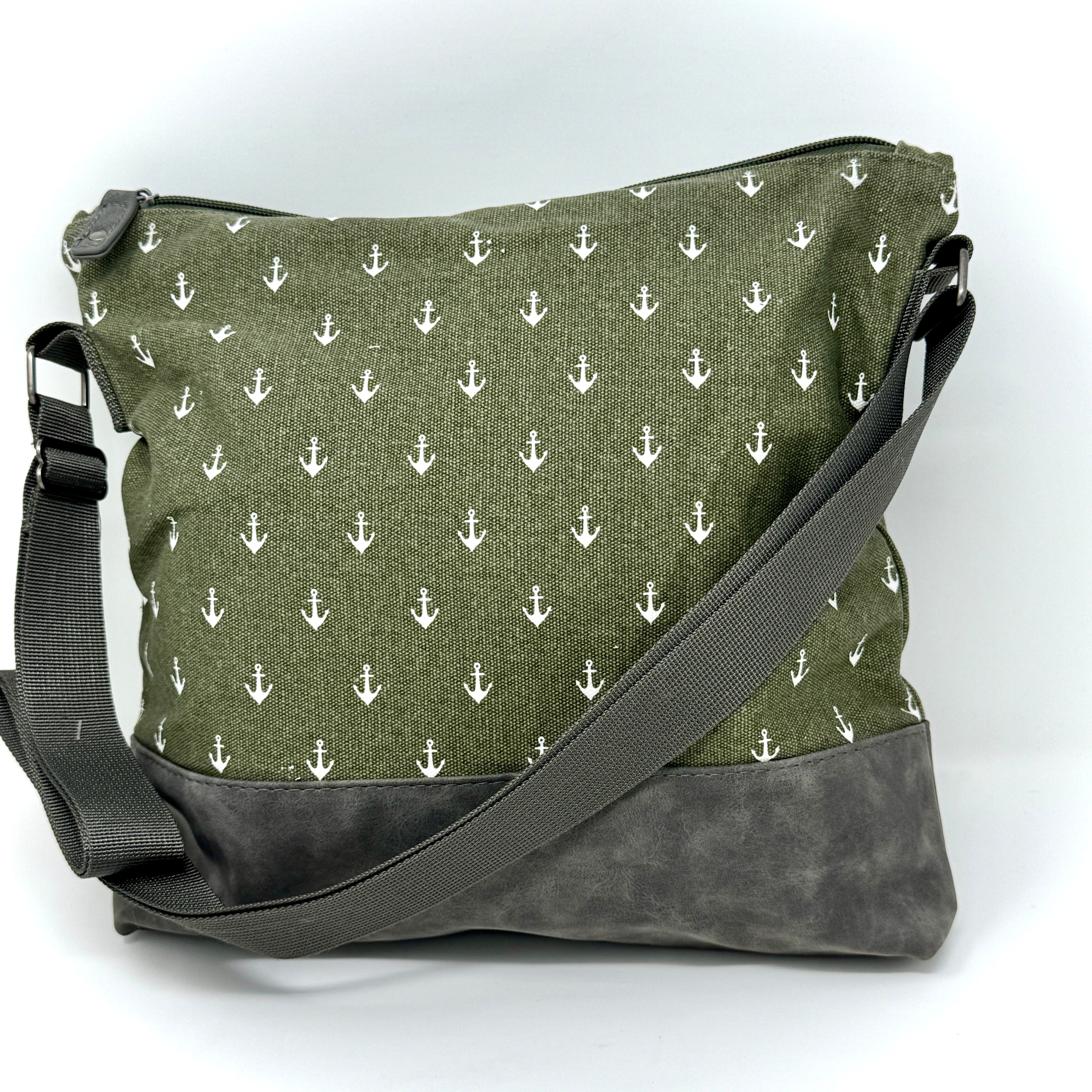 Maritime Umhängetasche „Ankerliebe“ in Khaki mit Anker-Muster, wasserabweisend und vegan