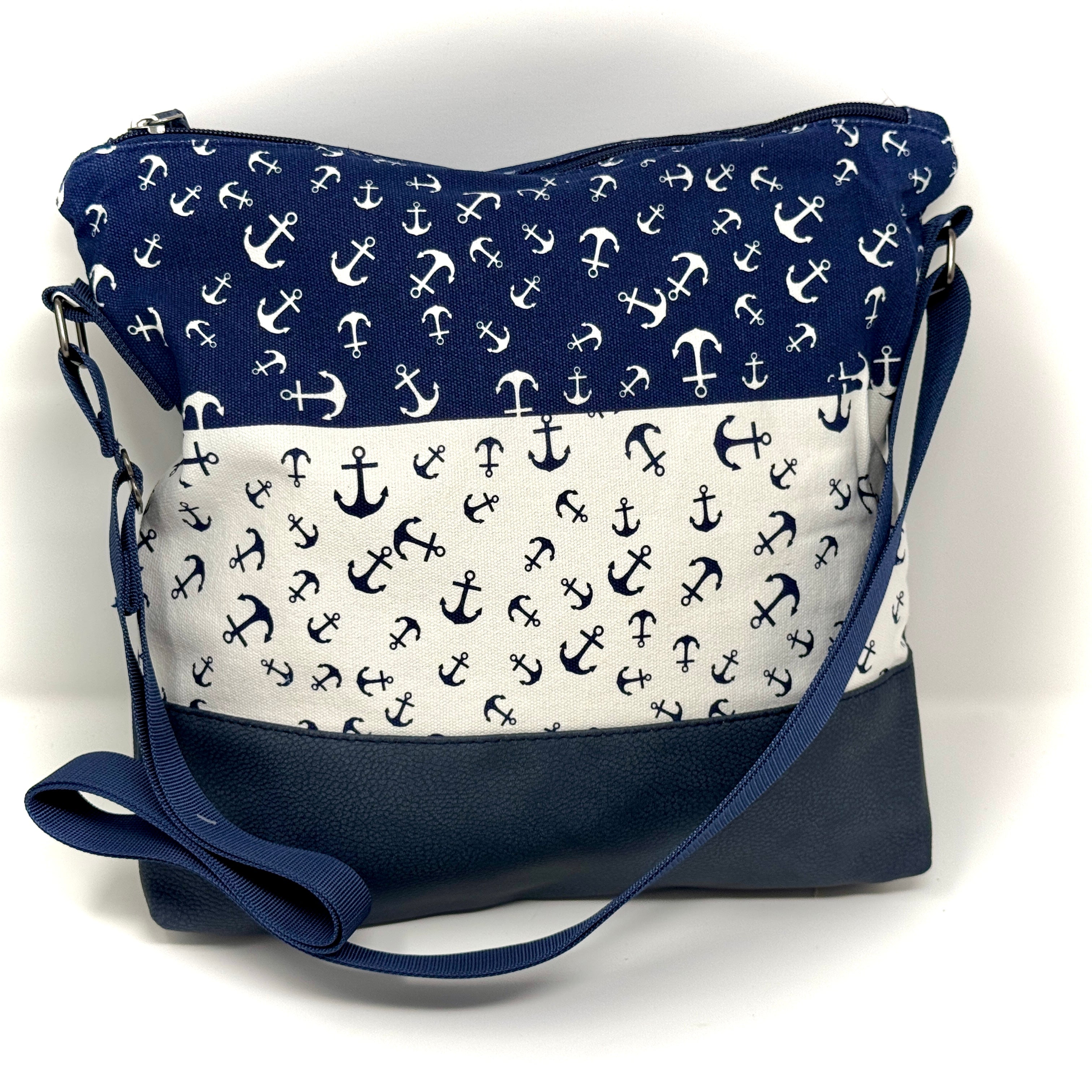 Maritime Umhängetasche „Ankertraum“ in Hellblau mit Anker-Muster, auch in Pink, Blau & weiteren Farben erhältlich – vegan und wasserabweisend