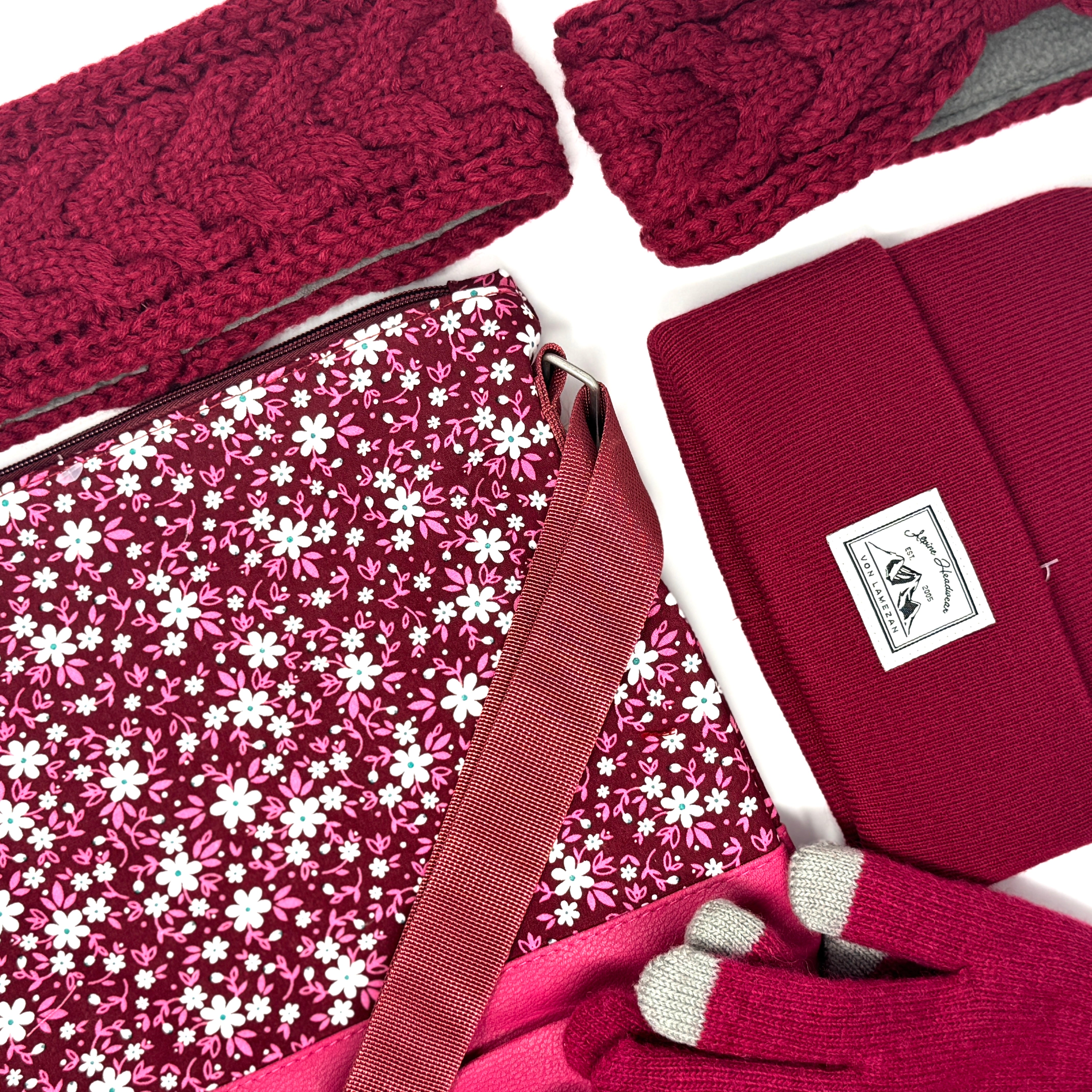 Winterliches Accessoires-Set in Bordeaux mit gestricktem Stirnband, Schal, Handschuhen und gemusterter Tasche