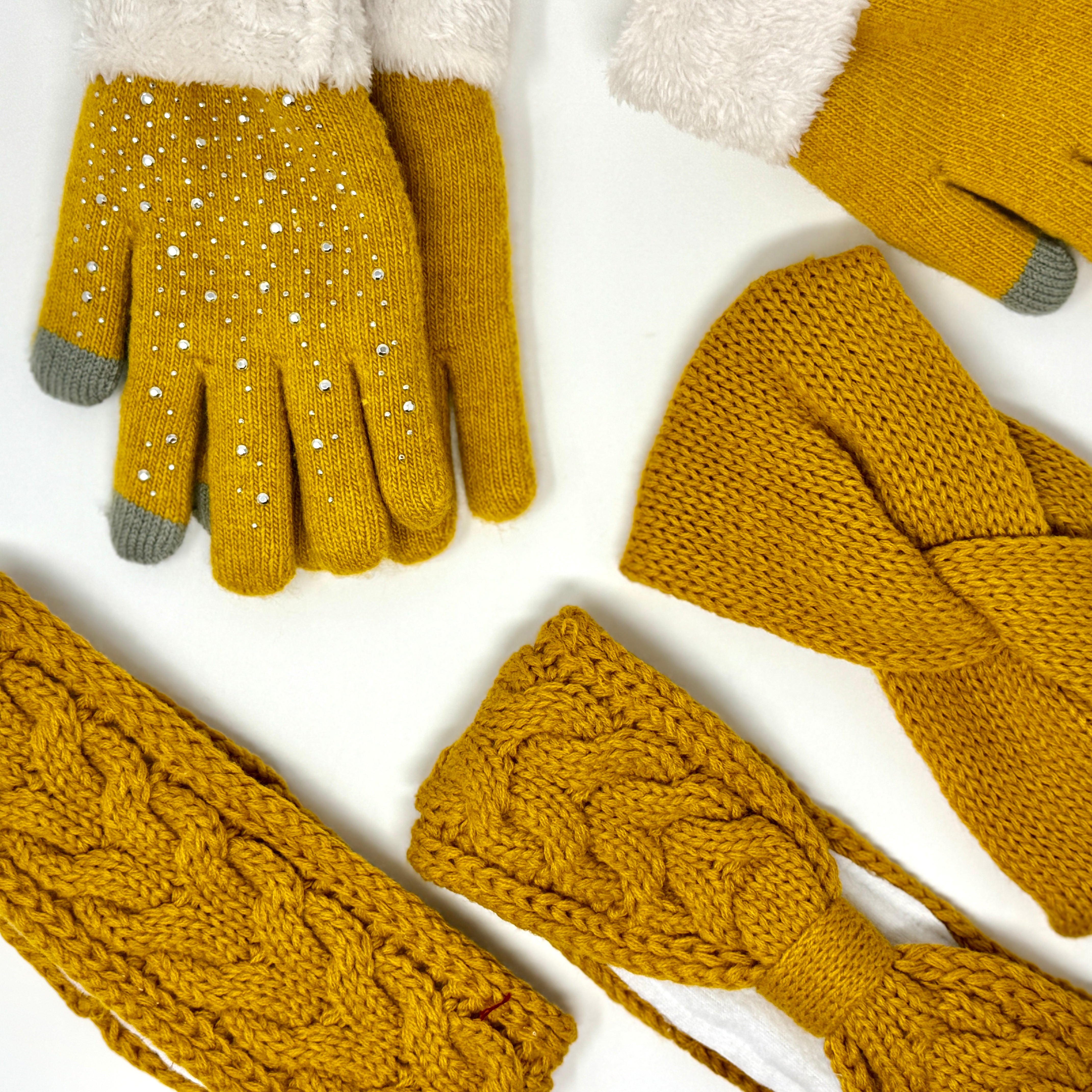 Winterliches Accessoires-Set in Senfgelb mit gestricktem Stirnband, Schal und Handschuhen