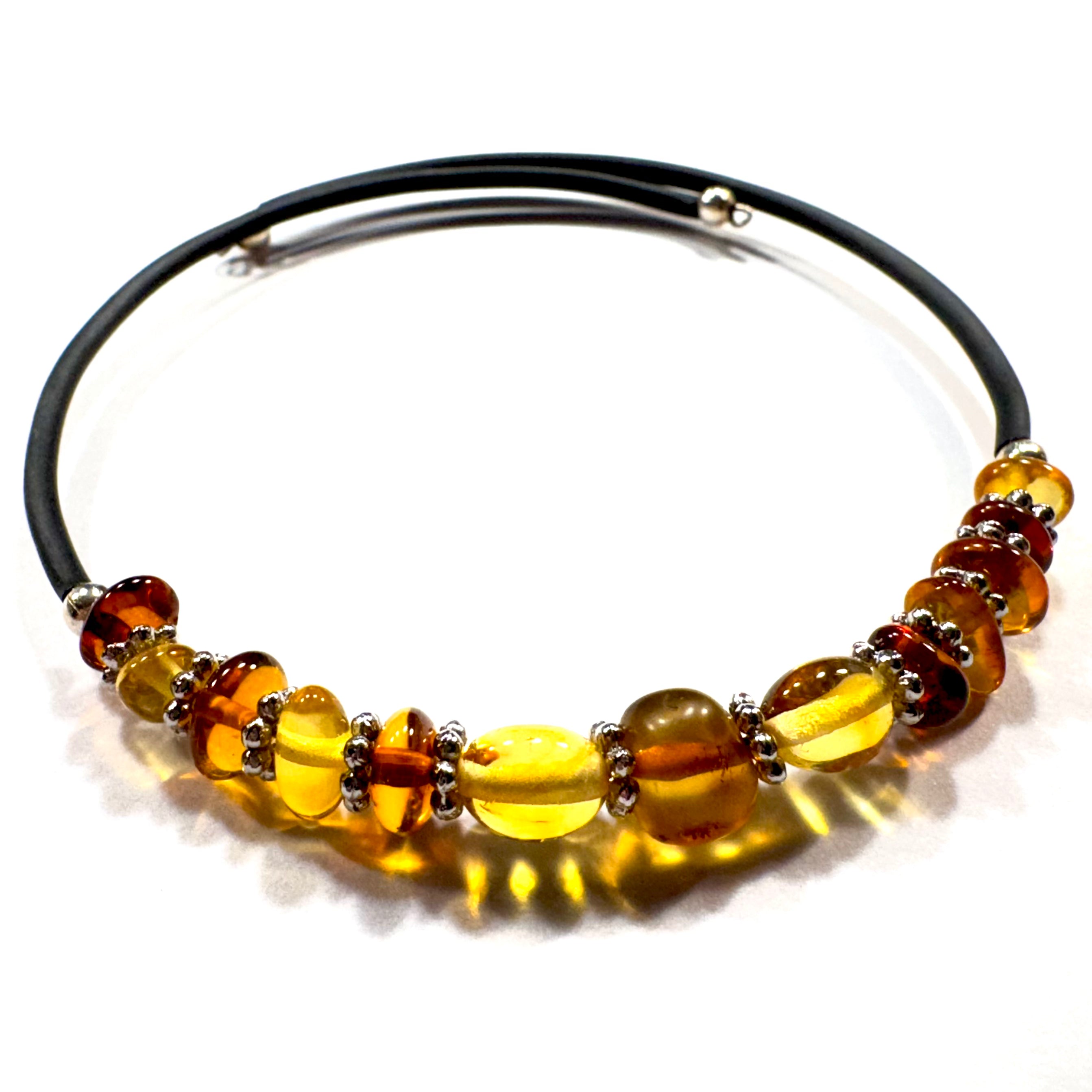 Elegantes Bernstein-Armband mit polierten Naturbernstein-Perlen in warmen Honigtönen und Silberdetails – stilvolles Schmuckstück für Damen